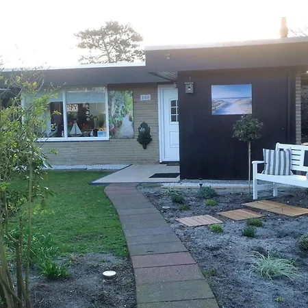 Inviting With Private Garden Ferienhaus *