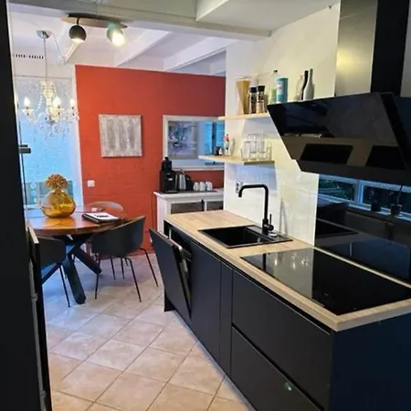 Inviting With Private Garden בית נופש *