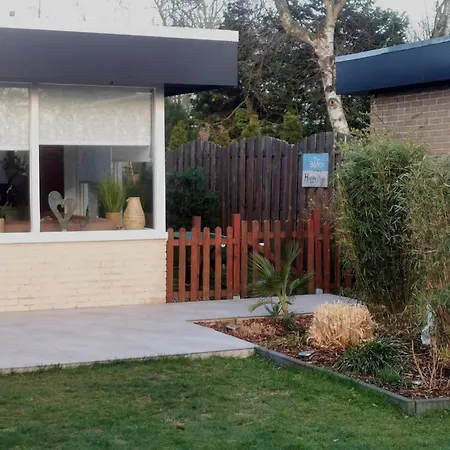 בית נופש Inviting With Private Garden *