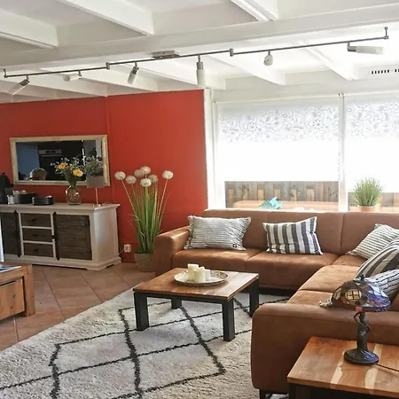 Inviting With Private Garden בית נופש