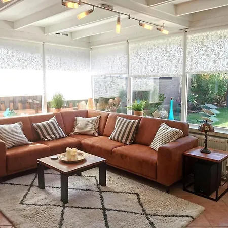 בית נופש Inviting With Private Garden