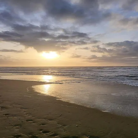 בית נופש Inviting With Private Garden *