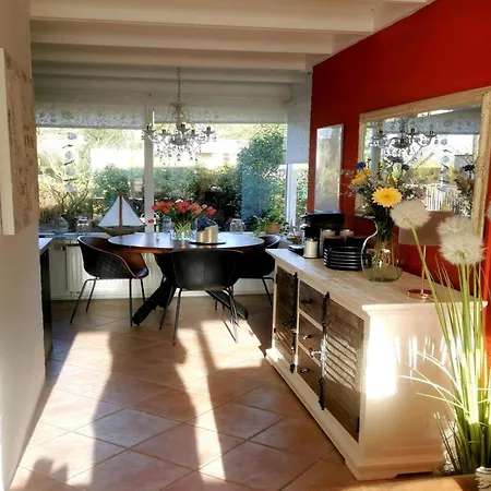 בית נופש Inviting With Private Garden